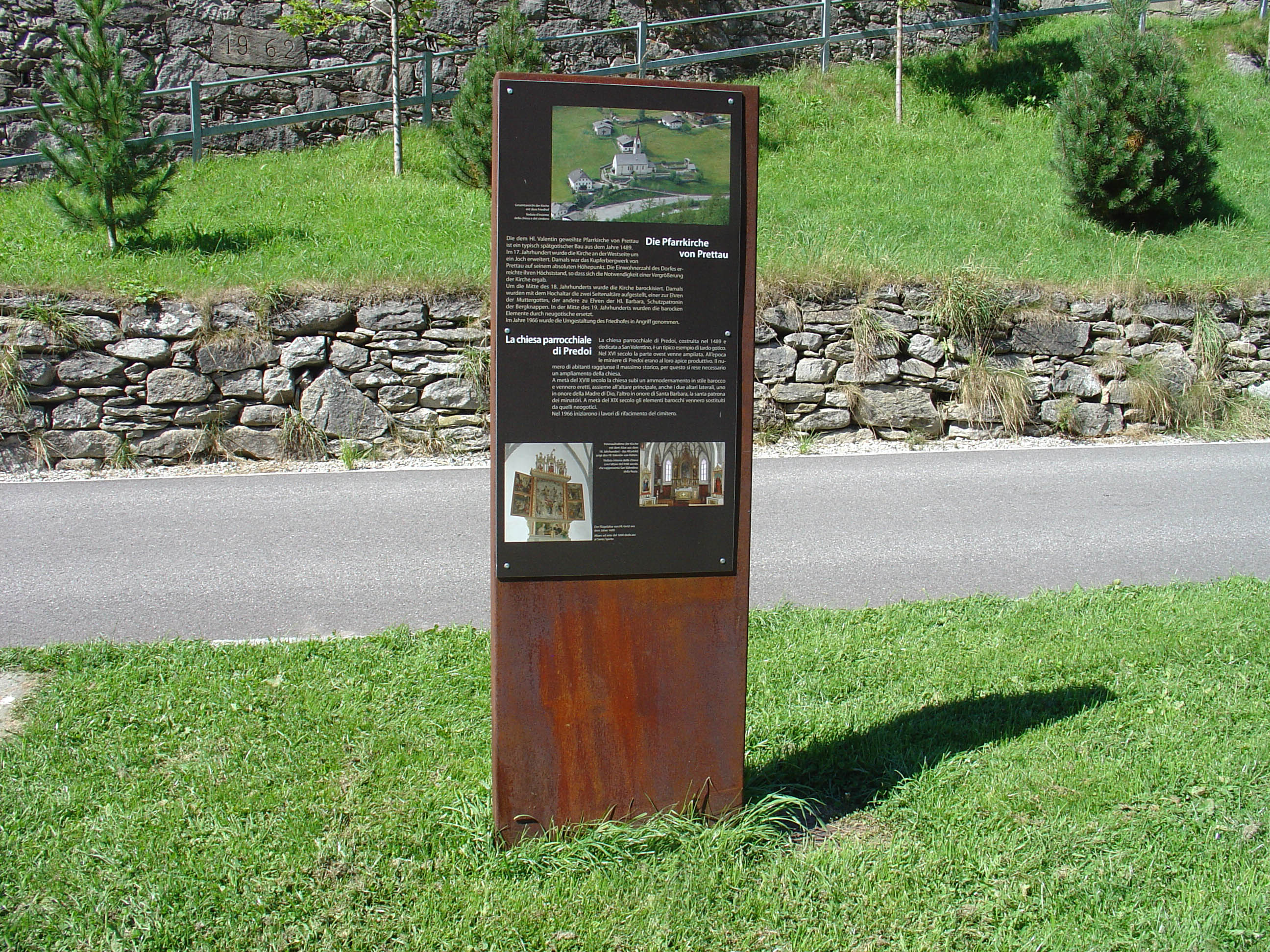 Dorfplatz und Kirchplatz 1++